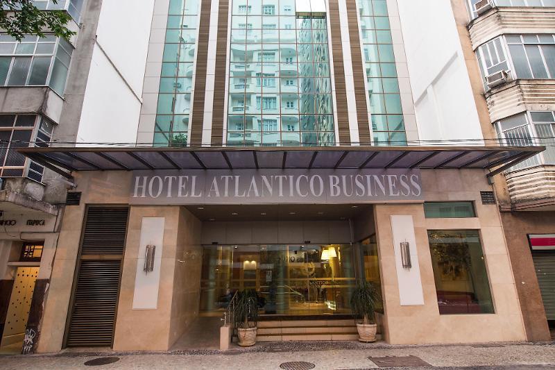 Hotel Atlântico Business Centro Rio de Janeiro Esterno foto The photo shows the exterior of a hotel building with the name "Hotel Atlantico Business" prominently displayed above the entrance. The building features a modern architectural style, with a glass facade and a combination of stone and glass elements.